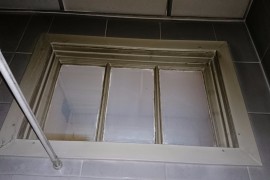Окно между ванной и туалетом