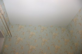 Натяжной потолок белого цвета