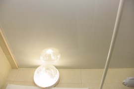 Монтаж светильника в ванной