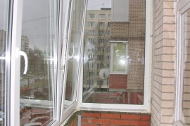 Балкон остекленный пластиковыми окнами