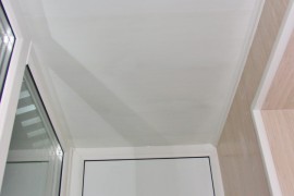 Белая ПВХ панель на потолке балкона