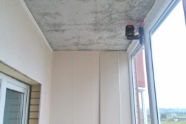 Лазерный уровень помогает в монтаже потолка