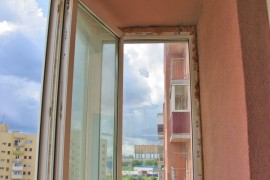 Остекленный балкон до отделки