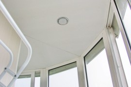 Потолок со светильником на балконе