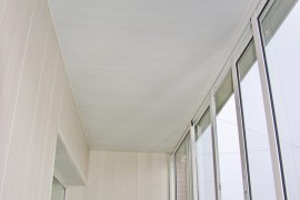 Белые панели на потолке балкона