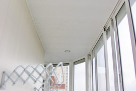 Сушилка для белья на стене балкона