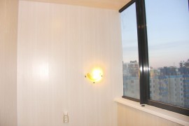 Светильник на стене балкона отделанного панелями