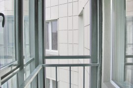 Балкон с перилами от застройщика