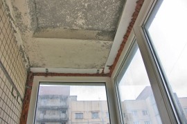 Потолок на балконе без отделки
