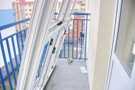 Окна на балкон поднимали стропами (веревками)
