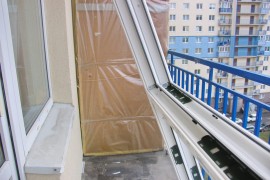 Предстоит монтаж окон на балконе