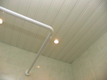 Реечный потолок с четырьмя светильниками