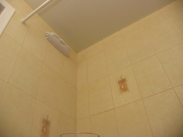 Потолок из реек в ванной