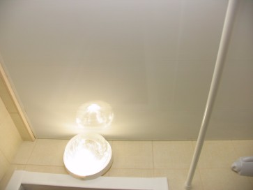 Монтаж светильника в ванной