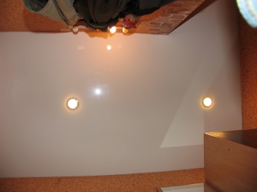 Лаковый натяжной потолок в однокомнатной квартире