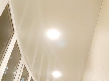 Потолок из белых пластиковых панелей со светильниками