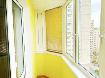 Желтые стены на балконе