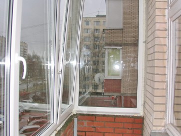 Балкон остекленный пластиковыми окнами
