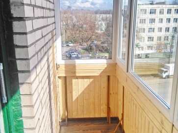 частичная отделка балкона в кирпичном доме