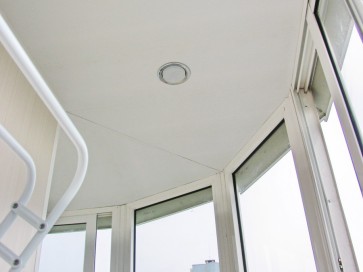 Потолок со светильником на балконе