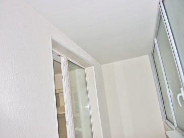 Ламинированные панели на стенах балкона