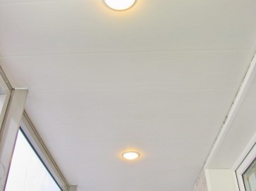 Потолочные встроенные светильники на лоджии