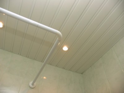 Реечный потолок с четырьмя светильниками