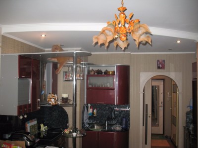 Гипрочный потолок со светильниками и люстрой