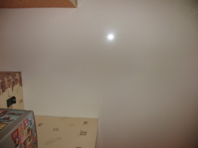 Как выглядит белый глянцевый потолок