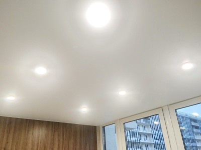 Натяжной потолок с шестью светильниками