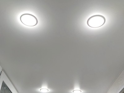 Четыре светильника в натяжном потолке на балконе