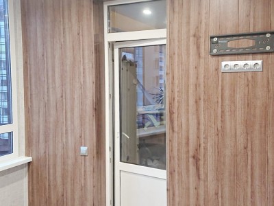 Стена с квартирой отделана МДФ панелями и откосы дверного проема