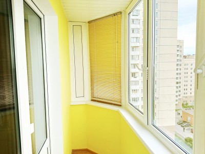 Желтые стены на балконе