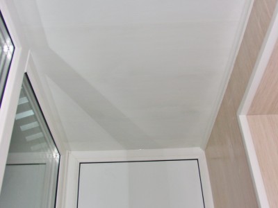 Белая ПВХ панель на потолке балкона