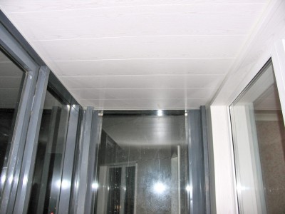 Отделанный панелями потолок