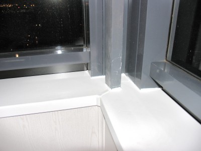Вертикальная стойка в углу балкона